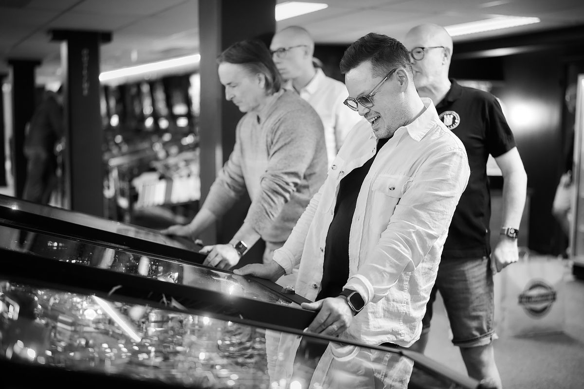 Kollegor i samtal under en teamaktivitet